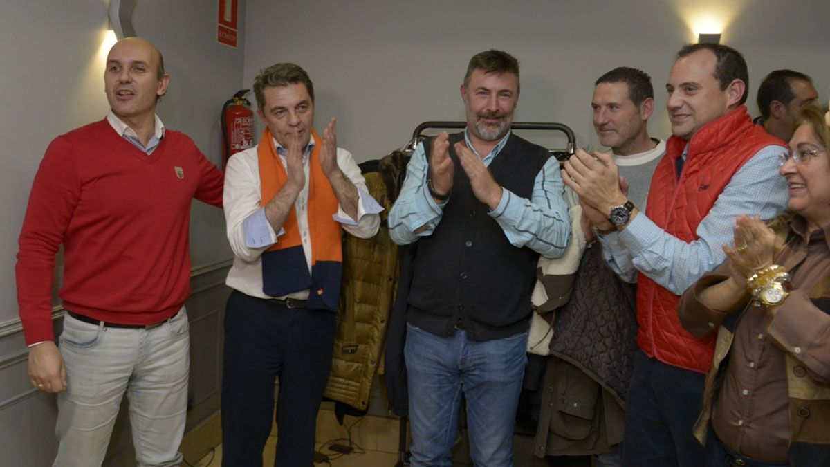 Enrique Bueno celebra junto a su equipo la consecución de un diputado por León.