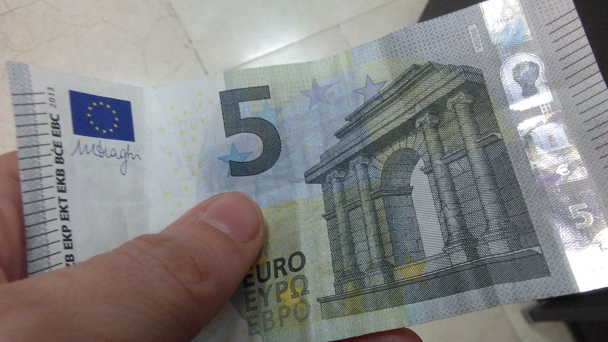 Un billete de cinco euros apareció en el interior de un sobre, que contabilizará como voto nulo.