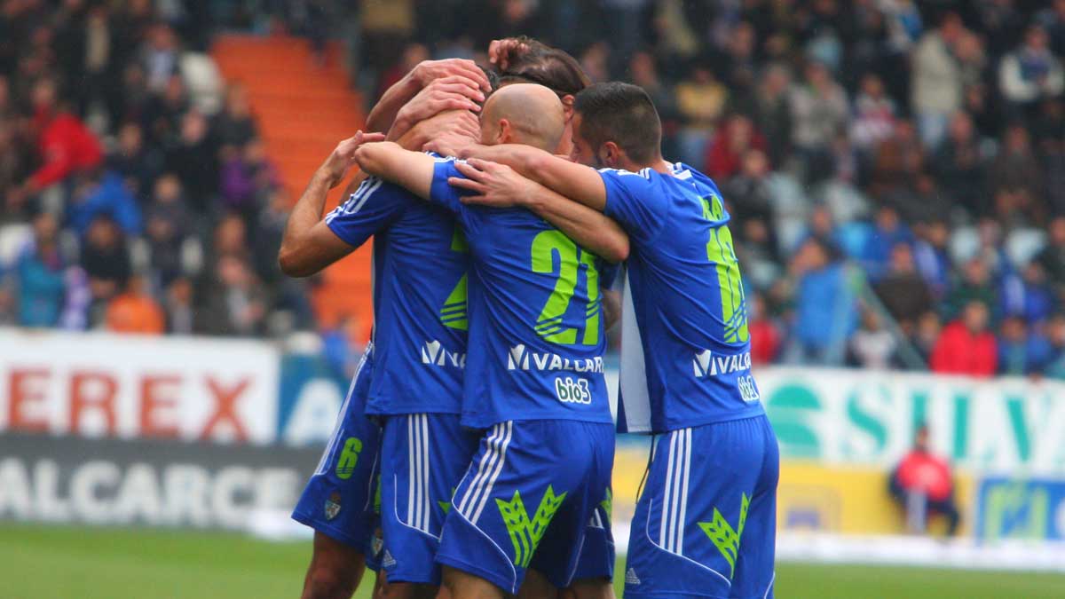 Los jugadores de la Deportiva celebran uno de los goles anotados en el partido ante el filial del Barcelona en El Toralín. | CÉSAR SÁNCHEZ