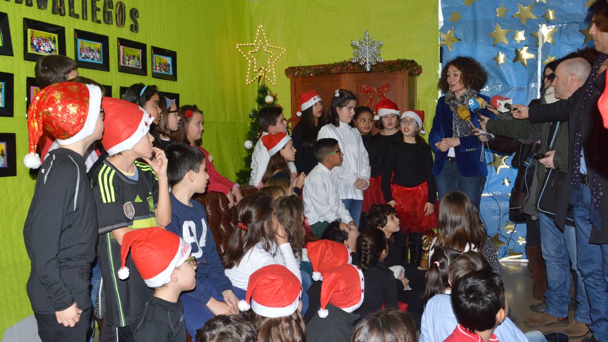 La alcaldesa se dirige a los alumnos de cuarto de Primaria de Navaliegos, que le enviaron cartas pidieron mejoras en su centro y su barrio.