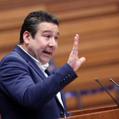 Luis Mariano Santos en el pleno de las Cortes, en una imagen de archivo. | L.N.C.