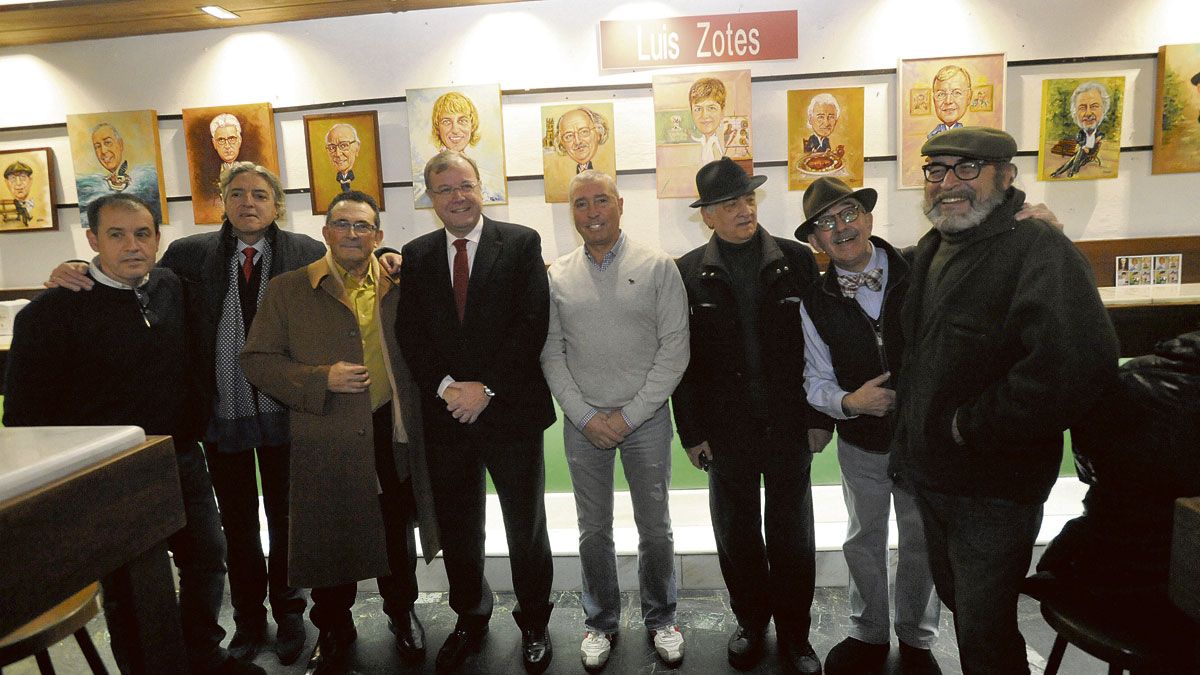 Luis Zotes estuvo acompañado por algunos de los caricaturizados, este lunes en el Camarote Madrid. | DANIEL MARTÍN