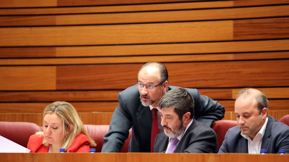 El portavoz de Ciudadanos, Luis Fuentes, junto a los procuradores María Belén Rosado, Manuel Mitadiel y David Castaño, durante la segunda sesión del Pleno de las Cortes en el que se aprueba el proyecto de Presupuestos Generales para 2016. | ICAL