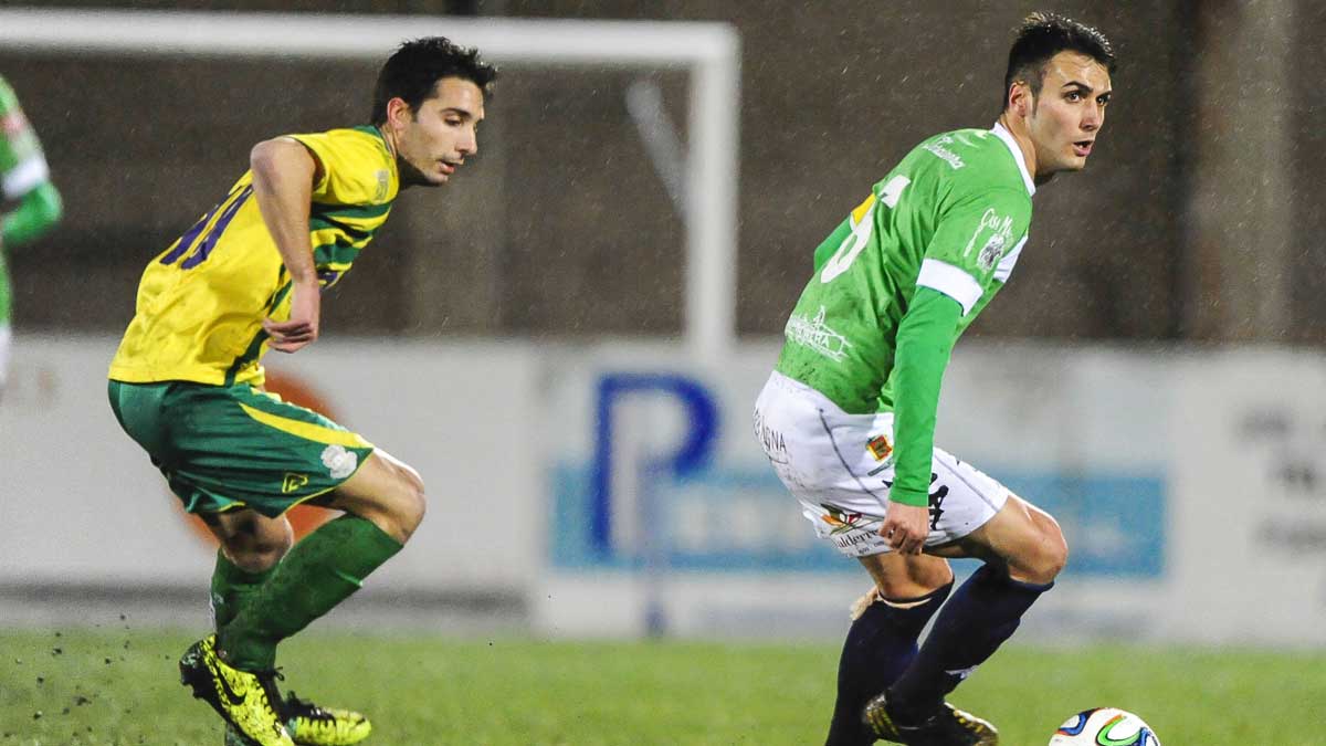 Rubén controla un balón durante el partido de vuelta en Tanos. | CÉSAR ORTIZ Rubén controla un balón durante el partido de vuelta en Tanos. | CÉSAR ORTIZ