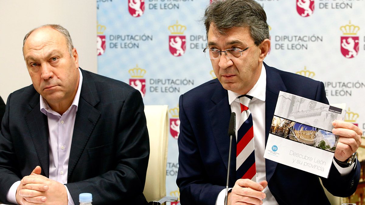 El presidente de la Diputación, Juan Martínez Majo, acompañado por el diputado de Turismo, Genaro Martínez (I), presenta el nuevo folleto turístico 'Descubre León y su provincia'. | CARLOS S. CAMPILLO (ICAL) El presidente de la Diputación, Juan Martínez Majo, acompañado por el diputado de Turismo, Genaro Martínez (I), presenta el nuevo folleto turístico 'Descubre León y su provincia'. | CARLOS S. CAMPILLO (ICAL)
