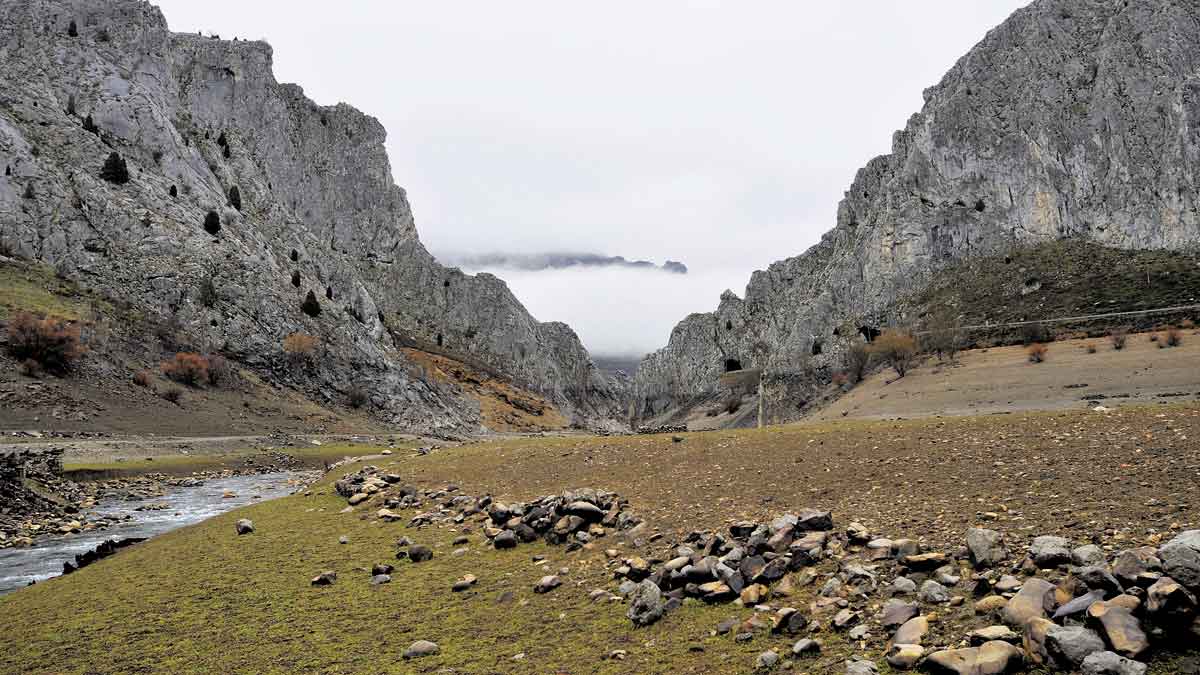 En la cola de los embalses como el de Barrios de Luna se puede observar el bajo nivel de las aguas y en las cimas que lo rodean se aprecia la falta de nieve. | DANIEL MARTÍN