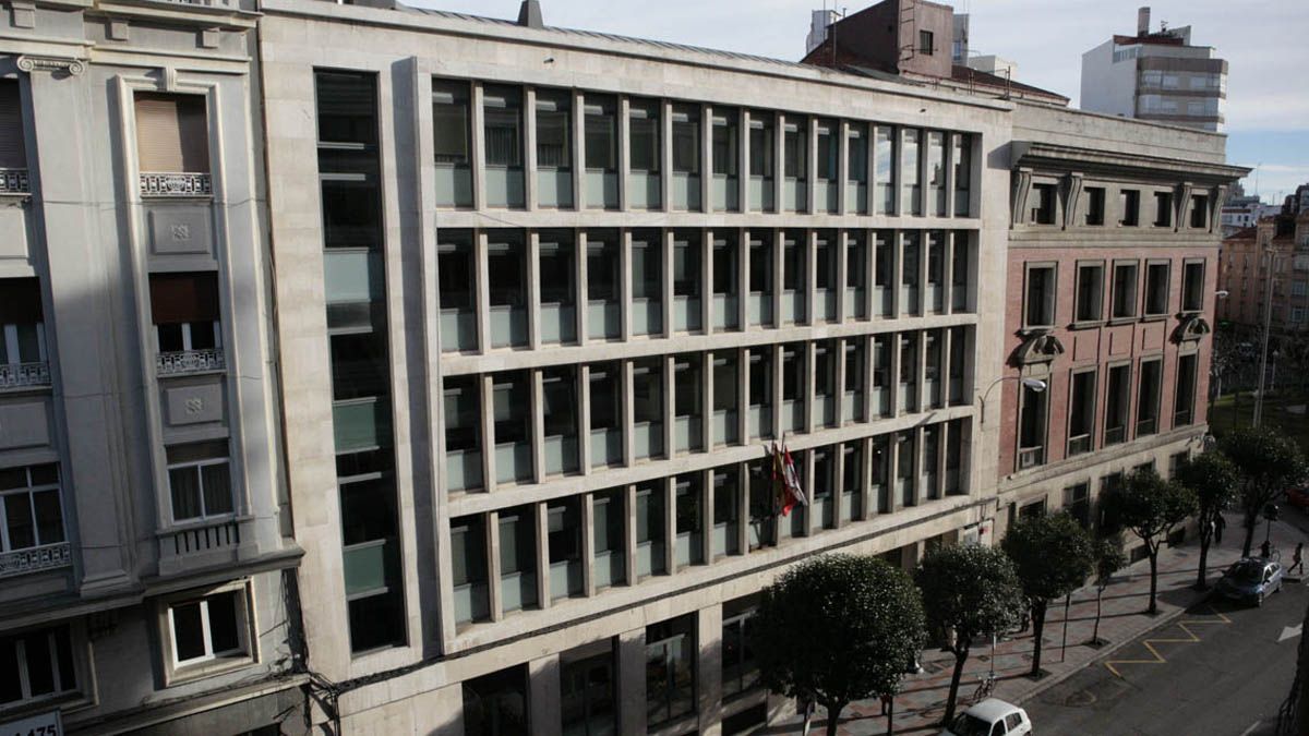 Imagen exterior de la sede que la Agencia Tributaria tiene en la ciudad de León. | DANIEL MARTÍN Imagen exterior de la sede que la Agencia Tributaria tiene en la ciudad de León. | DANIEL MARTÍN