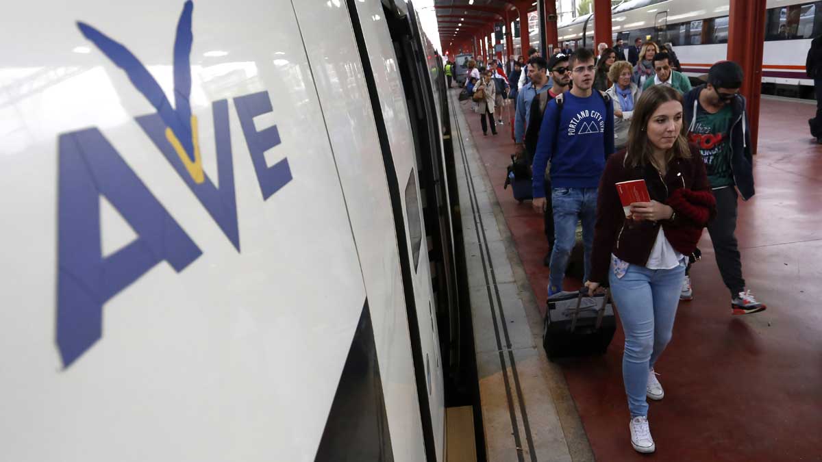La llegada del convoy del primer viaje comercial del AVE que conectaba la capital leonesa con Madrid. | ICAL