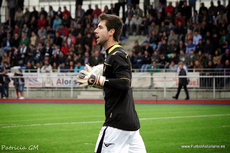 Javi, durante un partido con el Langreo el año pasado. | PATRICIAGM (FUTBOLASTURIANO.ES)