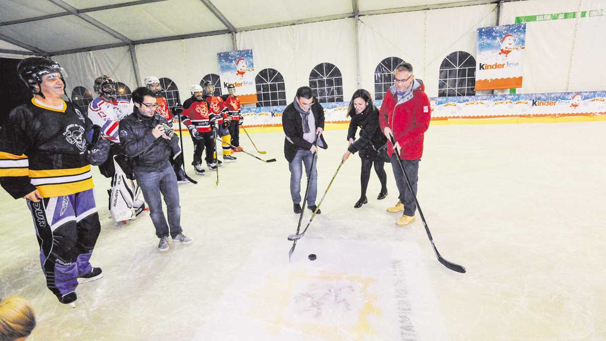 Algunos concejales del PP en la inauguración de la pista de hielo. | DANIEL MARTÍN