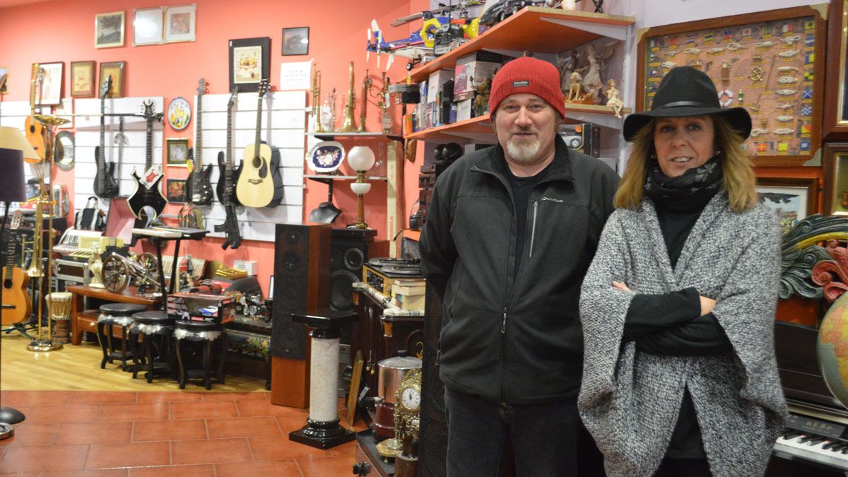 Roberto Núñez y Susana Pérez, en la tienda de segunda mano 'Bierzo Ocasión', en Ponferrada. | L.N.C.
