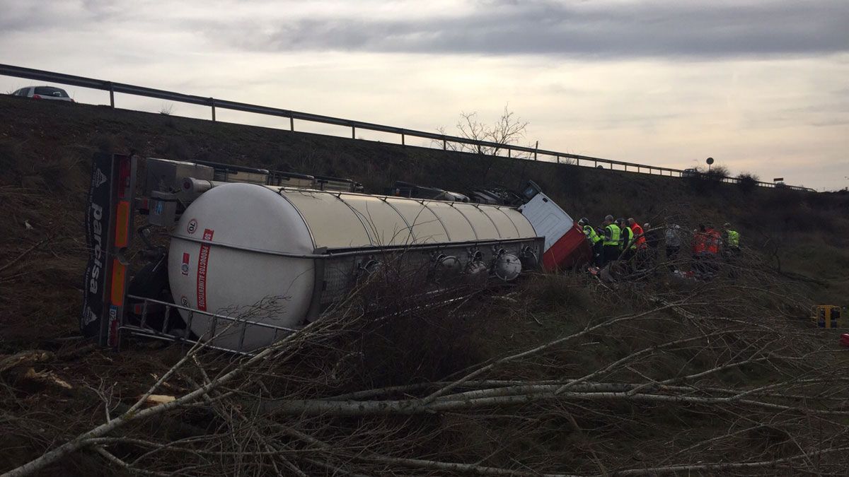 El camión cisterna, volcado junto a la carretera. | L.N.C.