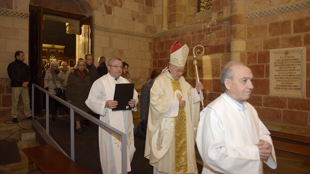 San Isidoro acogió ayer la vigilia de oración. | MAURICIO PEÑA