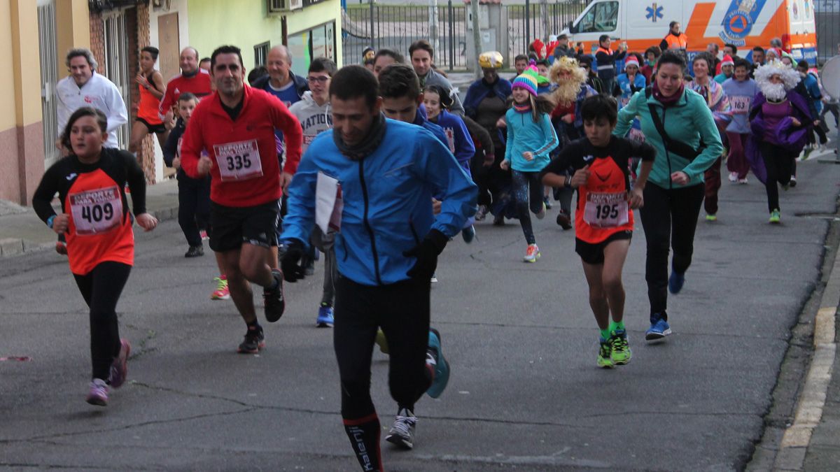 Los corredores afrontan una de las subidas del recorrido. | L.N.C.