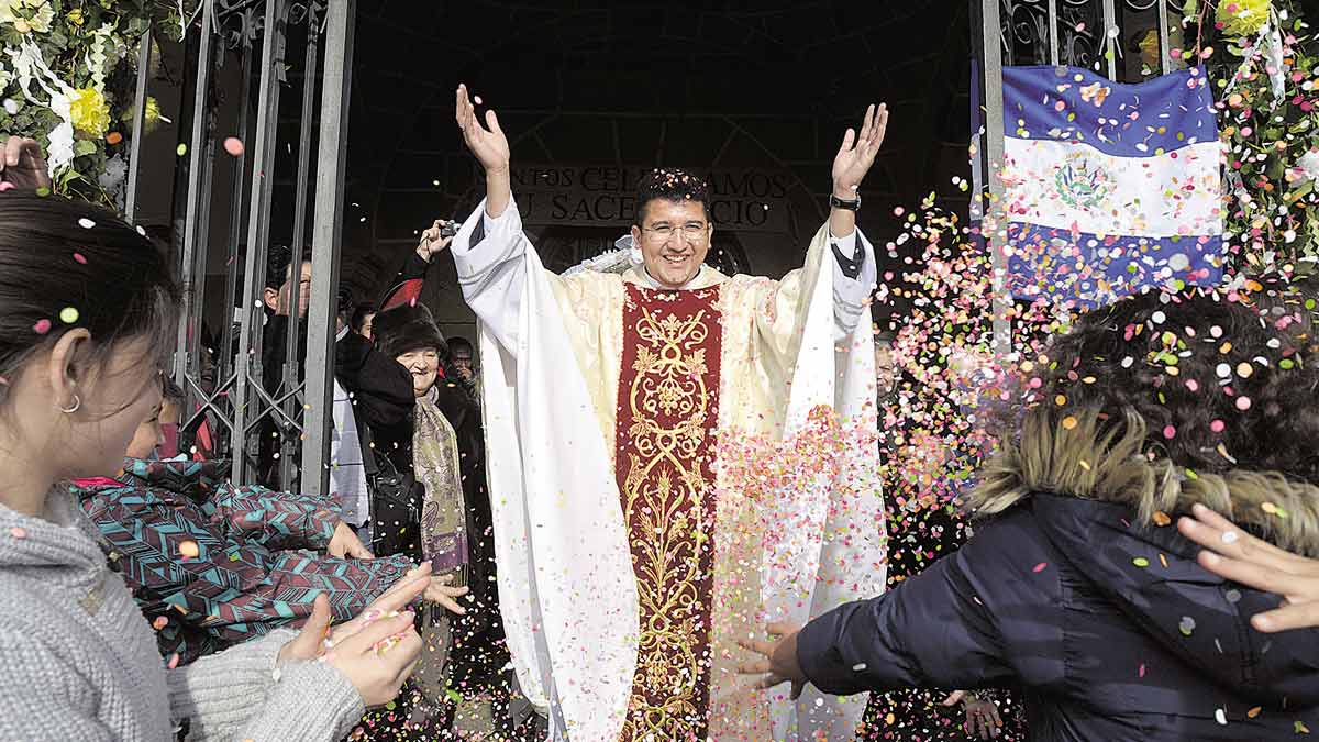 Santos Rafael Ramírez es recibido con flores y confetis cuando sale a saludar a los numerosos vecinos después de su primera misa. | MAURICIO PEÑA