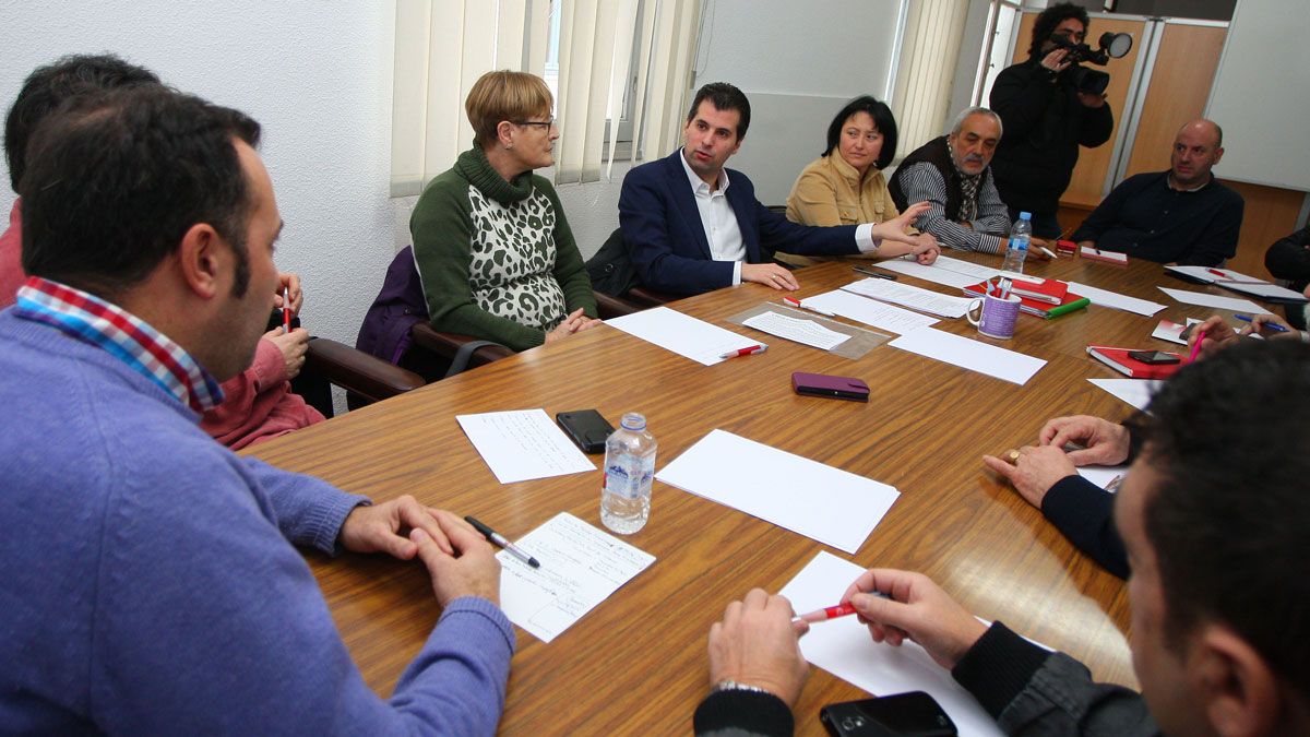 Luis Tudanca se reunió hoy con Marqués y los socialistas bercianos en la sede de UGT en Ponferrada. | C. Sánchez (Ical)