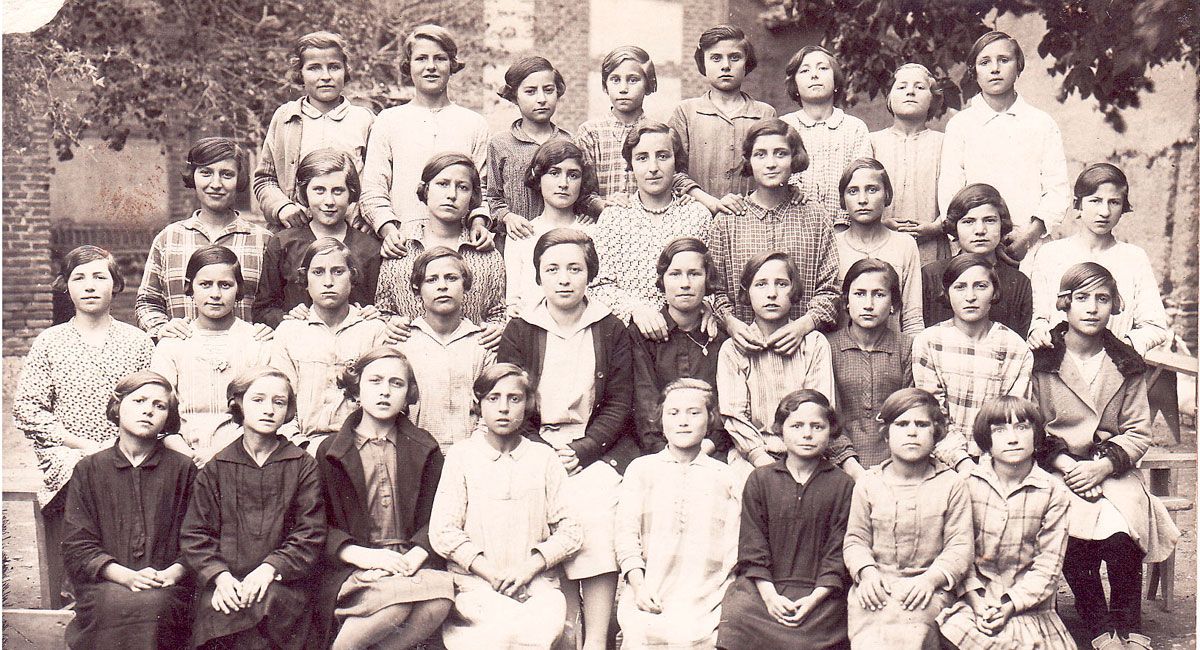 Grupo de alumnas de la Escuela de Niñas de la Fundación Sierra Pambley en Hospital de Órbigo, del año 1928. | ARCHIVO DE LA FUNDACIÓN SIERRA PAMBLEY