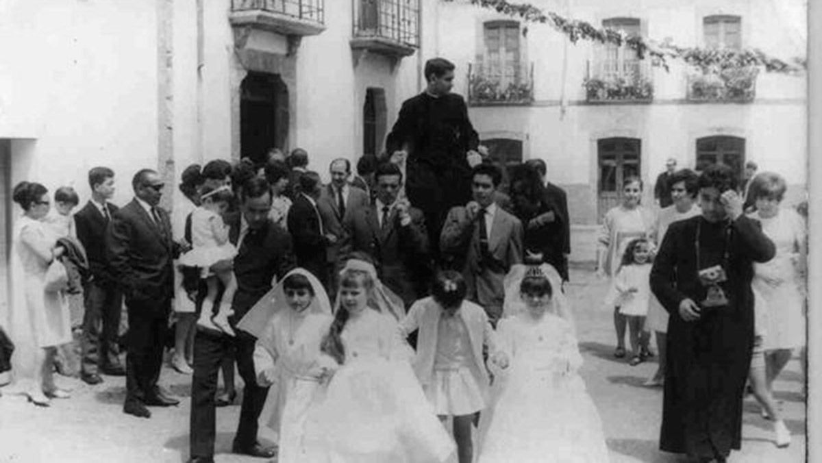 Padre José Castañón Martínez el día de su Canta Misas en el pueblo de Vegamián.