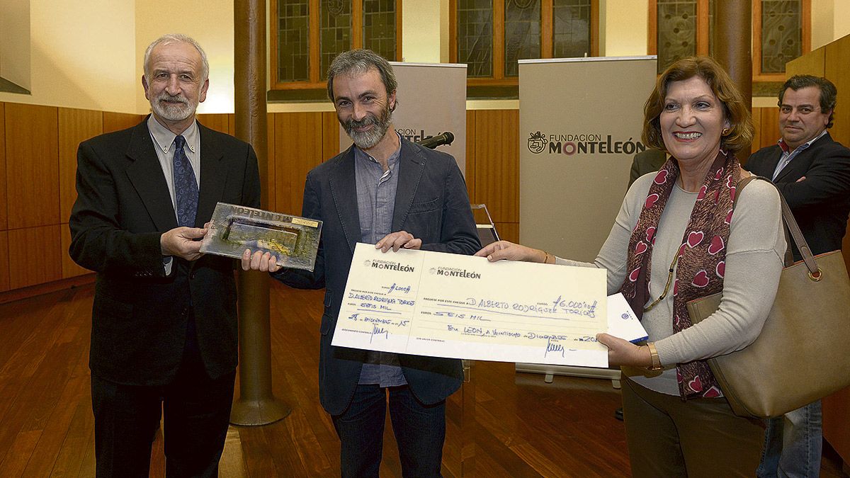 Un momento de la entrega del premio al escritor vizcaíno afincado en León, Alberto Rodríguez Torices. | MAURICIO PEÑA
