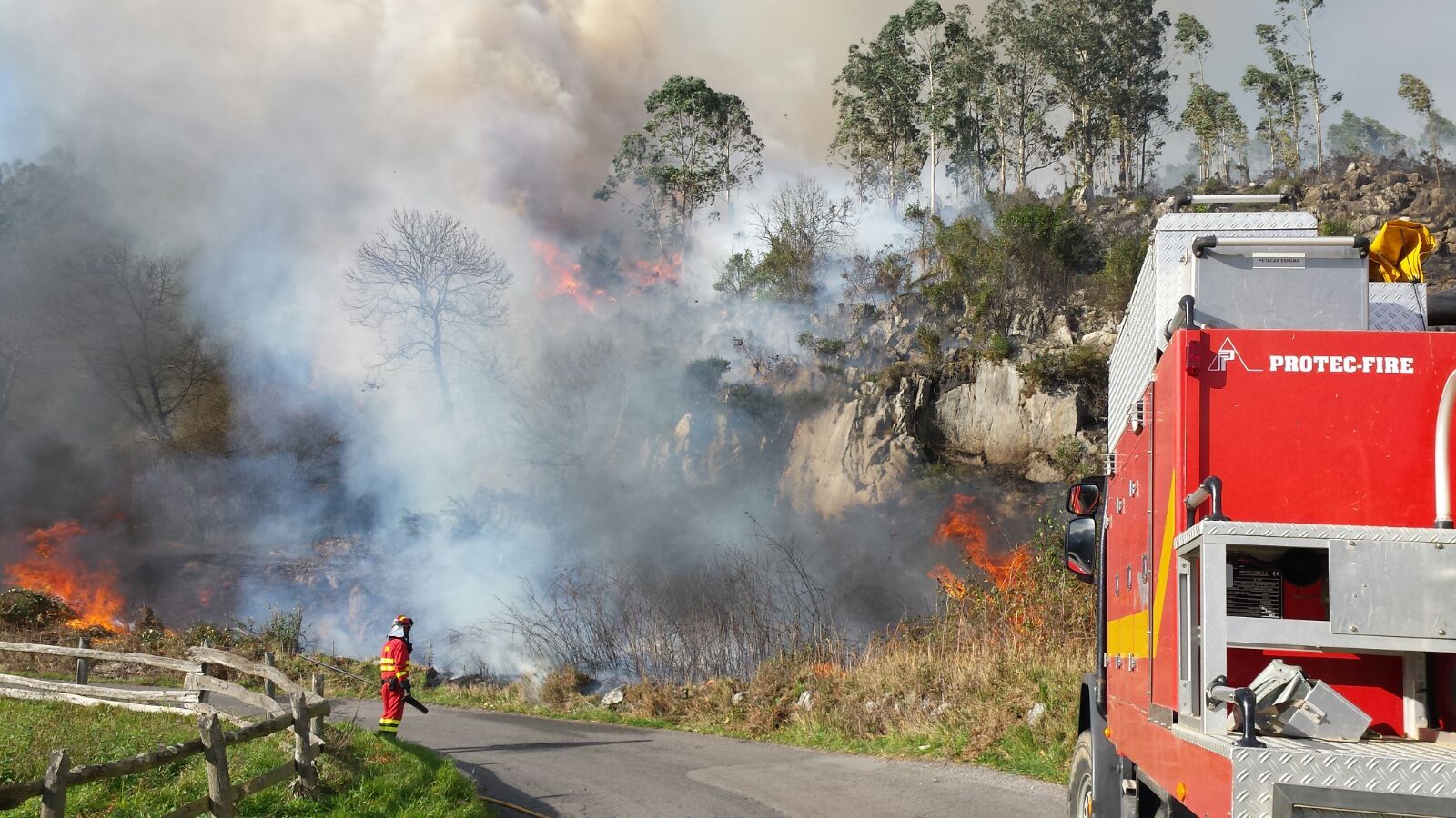 Efectivos de la UME trabajando durante este lunes en las labores de extinción de uno de los fuegos declarados en Cantabria.