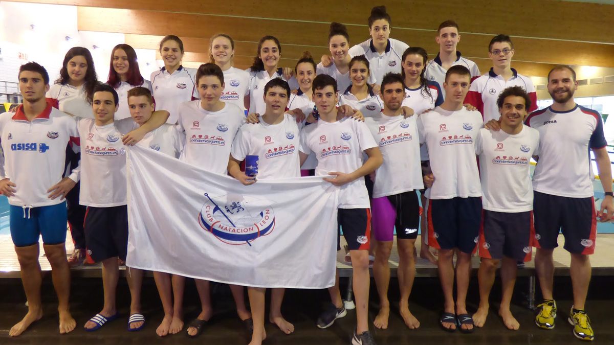 Foto de familia de los nadadores que tomaron parte en la competición.