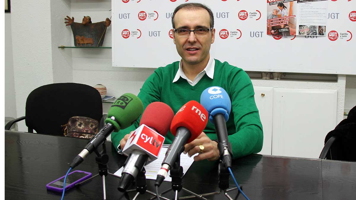 El secretario provincial de UGT, Manuel Mayo, hace balance del año en materia laboral. | PEIO GARCÍA (ICAL)