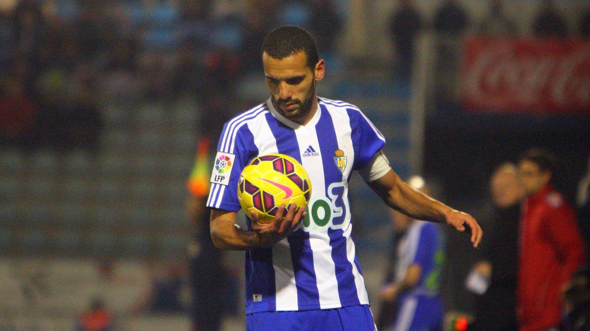 Yuri pelea un balón con Laguardia en el partido frente al Alavés | CÉSAR SÁNCHEZ