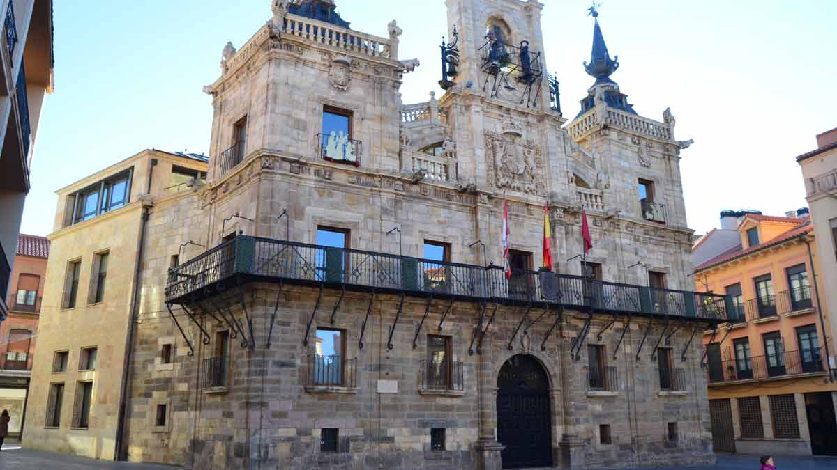 El Ayuntamiento de Astorga tendrá en 2016 un presupuesto de 8,2 millones de euros.| P.F.