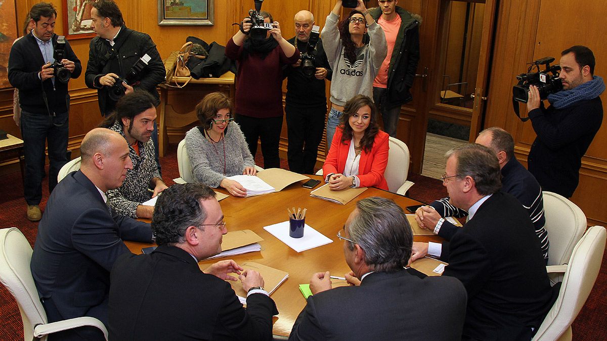 El alcalde de León, Antonio Silván (d), entrega a los portavoces municipales de los diferentes grupos políticos el borrador de los presupuestos municipales para el próximo año. | ICAL