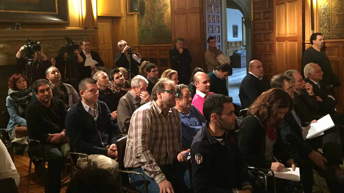 Alcaldes y pedáneos del mundo rural asistieron este miércoles al pleno de Diputación para apoyar la moción del PSOE para pedir al Gobierno que no suprima conexiones ferroviarias con los pueblos leoneses.