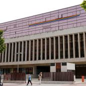 Edificio de las Cortes de Castilla y León, este martes con la bandera LGTBI. | L. PÉREZ (ICAL)