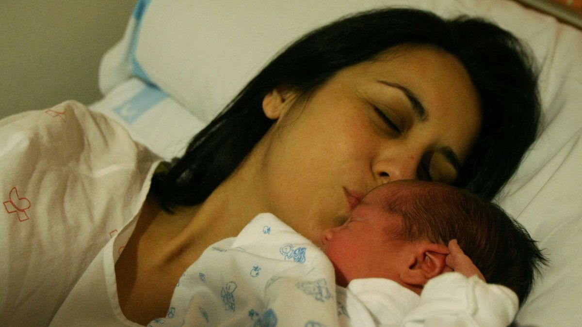 Mario Paes Modelo, el primer niño nacido en Castilla y León en 2016, junto a su madre, Elena Modelo, en el hospital El Bierzo de Ponferrada. | CÉSAR SÁNCHEZ (ICAL)