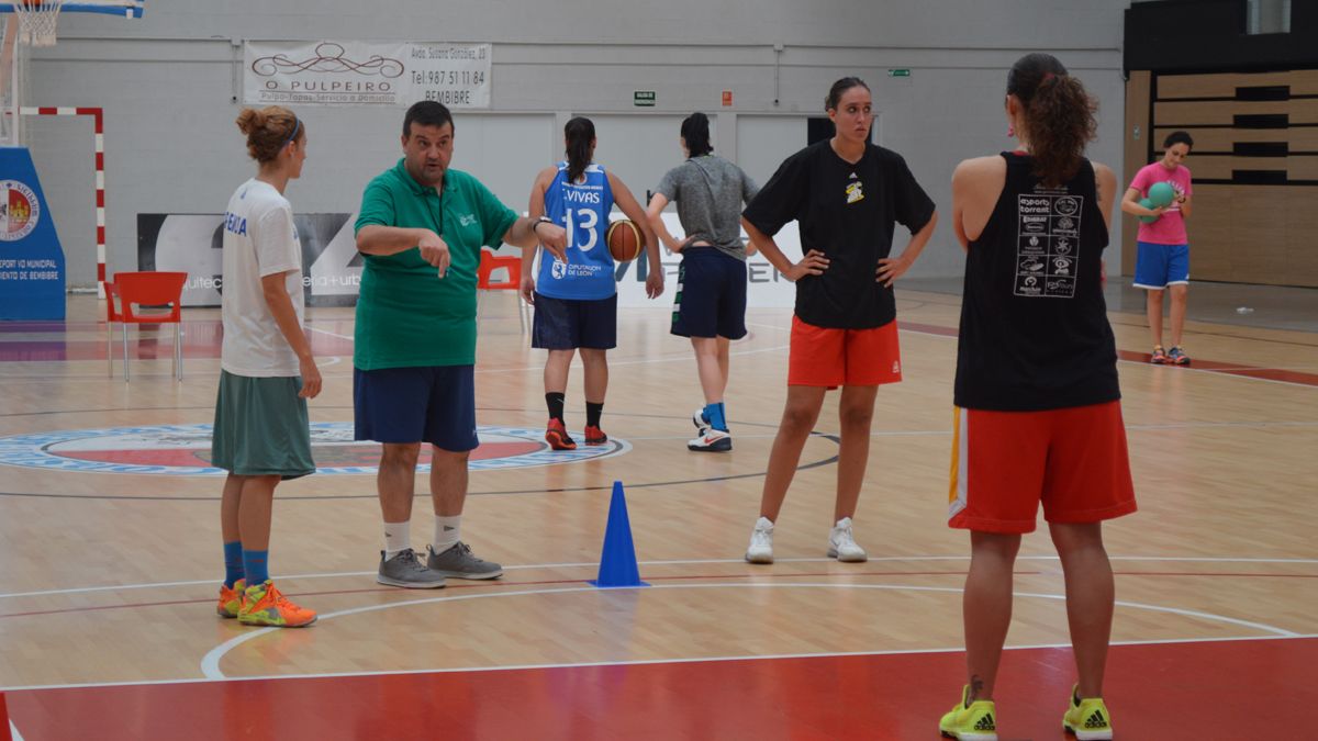 'Chiqui' Barros da instrucciones durante un entrenamiento. | L. N. C.