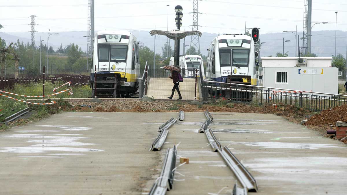 Obras del trazado urbano de Feve a la altura del barrio de la Asunción de León. | CARLOS S. CAMPILLO (ICAL)
