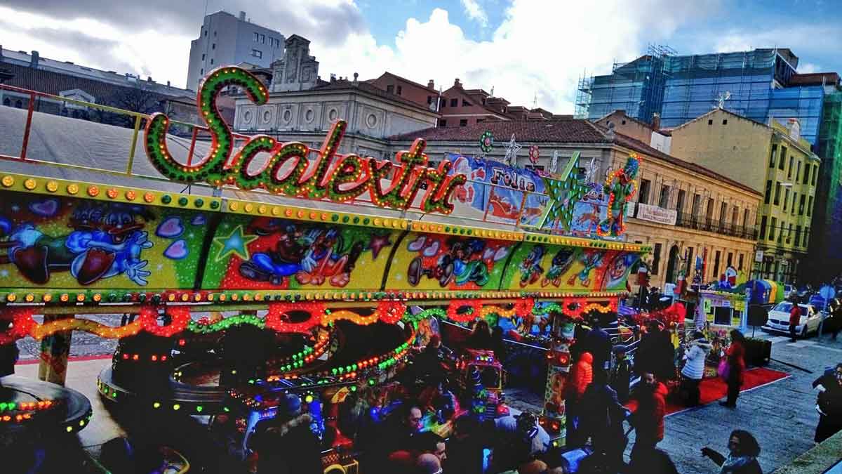 Una de las atracciones infantiles instaladas en la capital leonesa con motivo de los festejos navideños. | DANIEL MARTÍN
