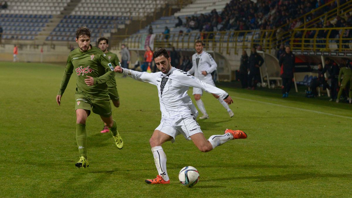 Viti volverá a ocupar la banda izquierda del Reino ante el Somozas. | MAURICIO PEÑA