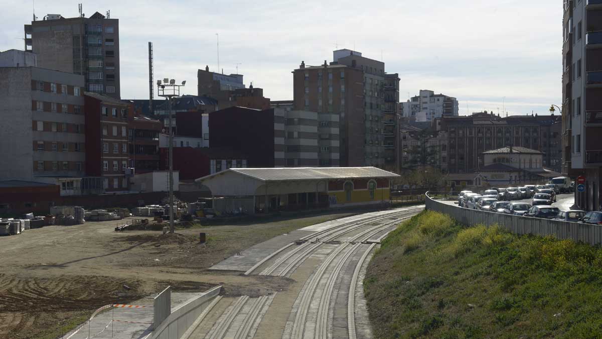 Vista general de la nueva plataforma para que los trenes de Feve lleguen de nuevo a Padre Isla. | MAURICIO PEÑA