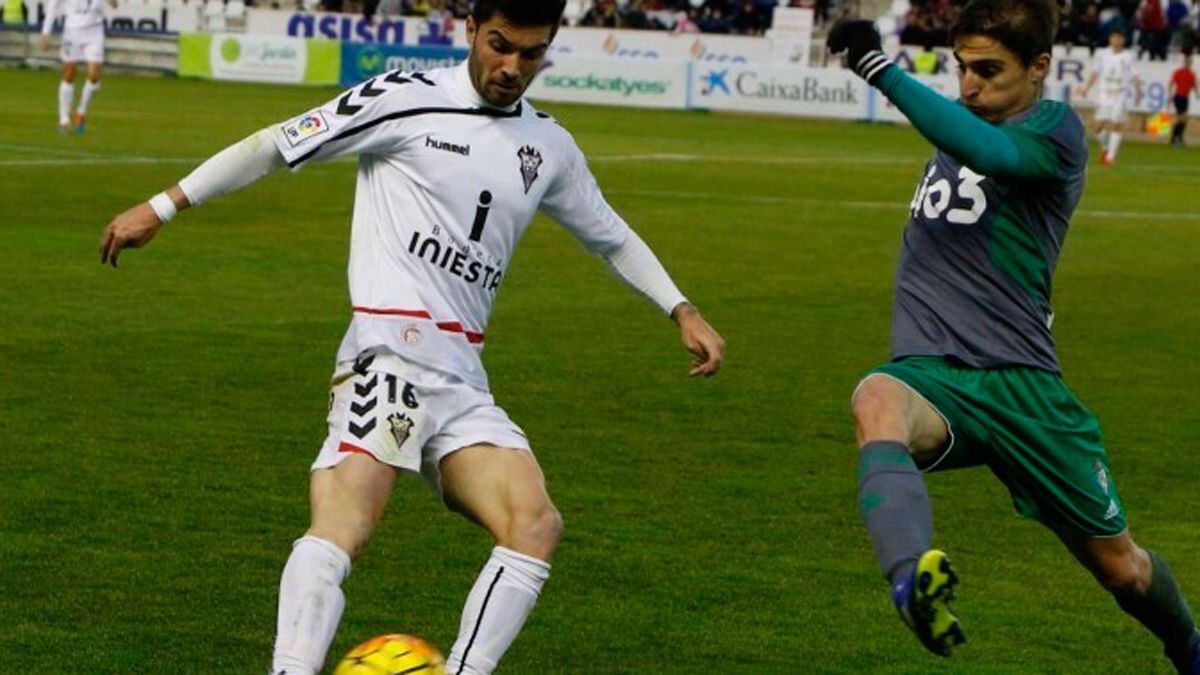 Berrocal pelea un balón. | LALIGA