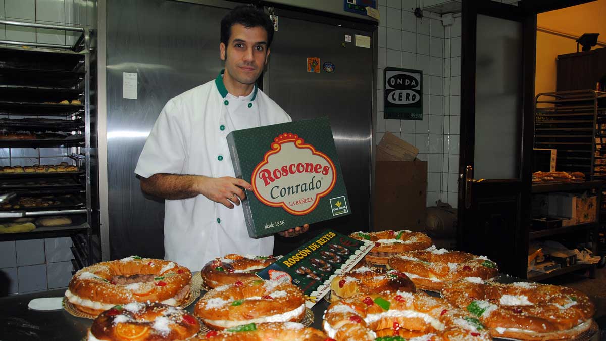 Sergio González muestra las nuevas cajas para presentar los roscones. | ABAJO