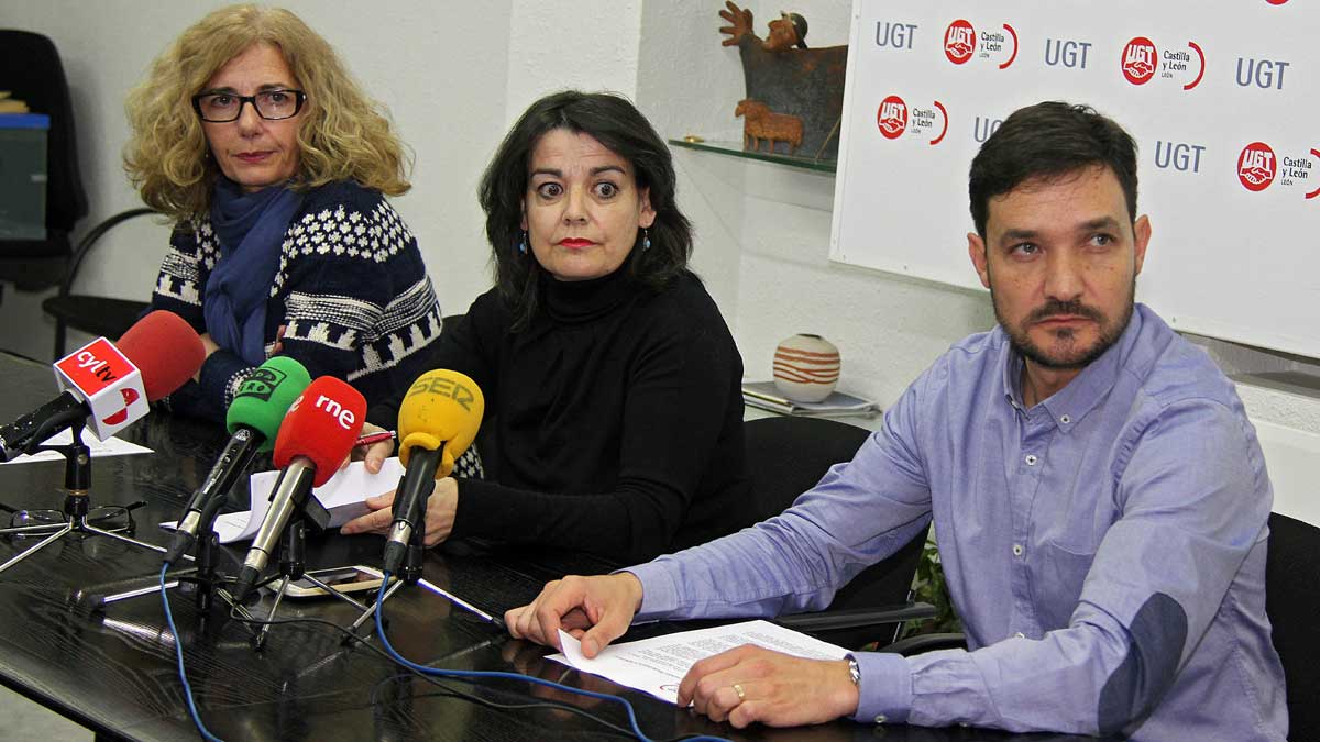 La secretaria autonómica de Sanidad de la Federación de Servicios Públicos del sindicato UGT, Nieves Martínez (C), junto a Rosa Rapado y Carlos García. | ICAL