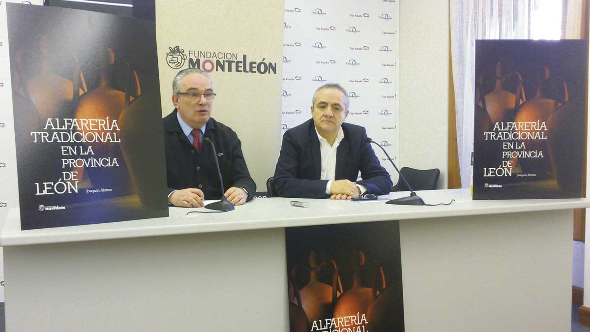 Joaquín Alonso y Dionisio Domínguez durante la presentación del libro sobre alfarería tradicional en la provincia de León, ayer en el edificio Botines. | L.N.C.