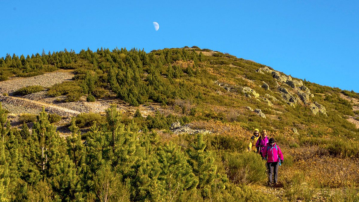 Una imagen del Cueto de Prioro con la luna al fondo. | VICENTE GARCÍA