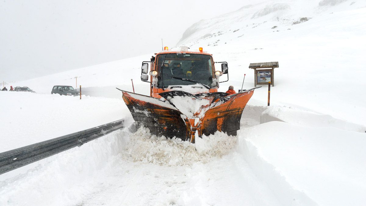 Las carreteras de la provincia registraron este jueves fuertes nevadas. | MAURICIO PEÑA