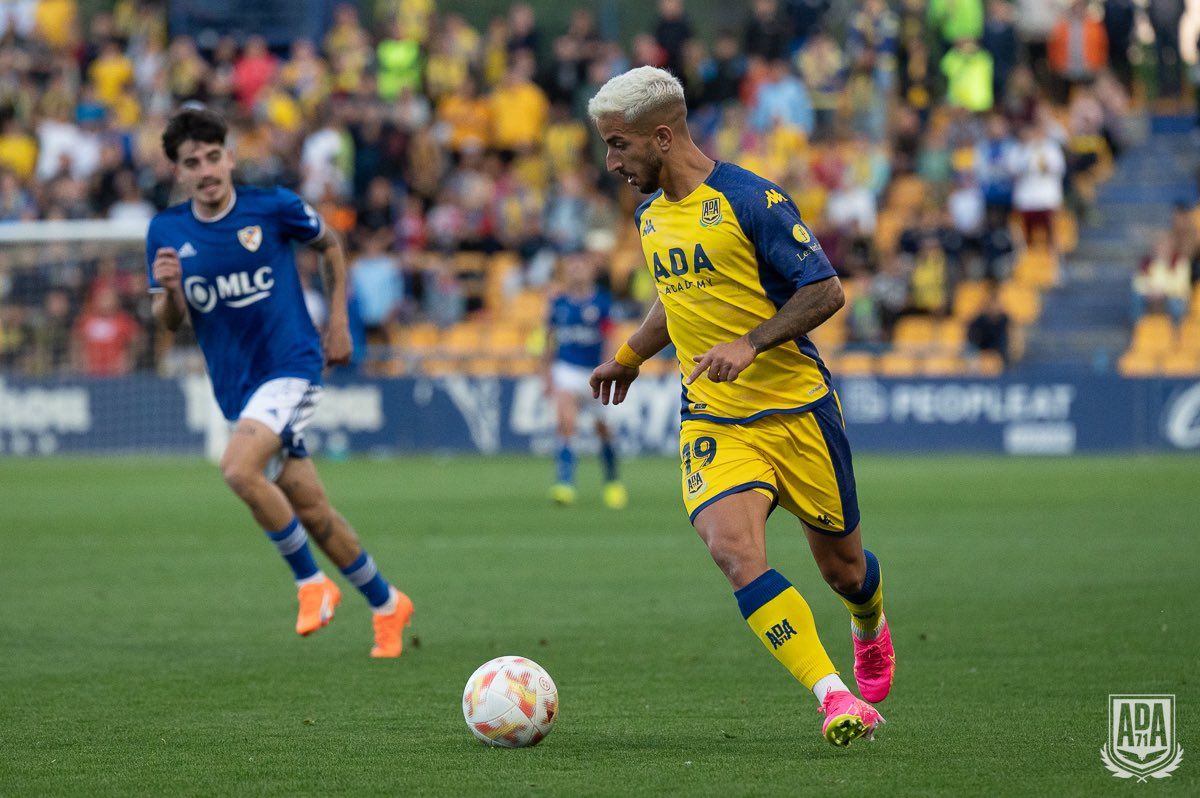 Imagen de Ernesto Gómez conduciendo un balón en un partido con el Alcorcón | AD ALCORCÓN