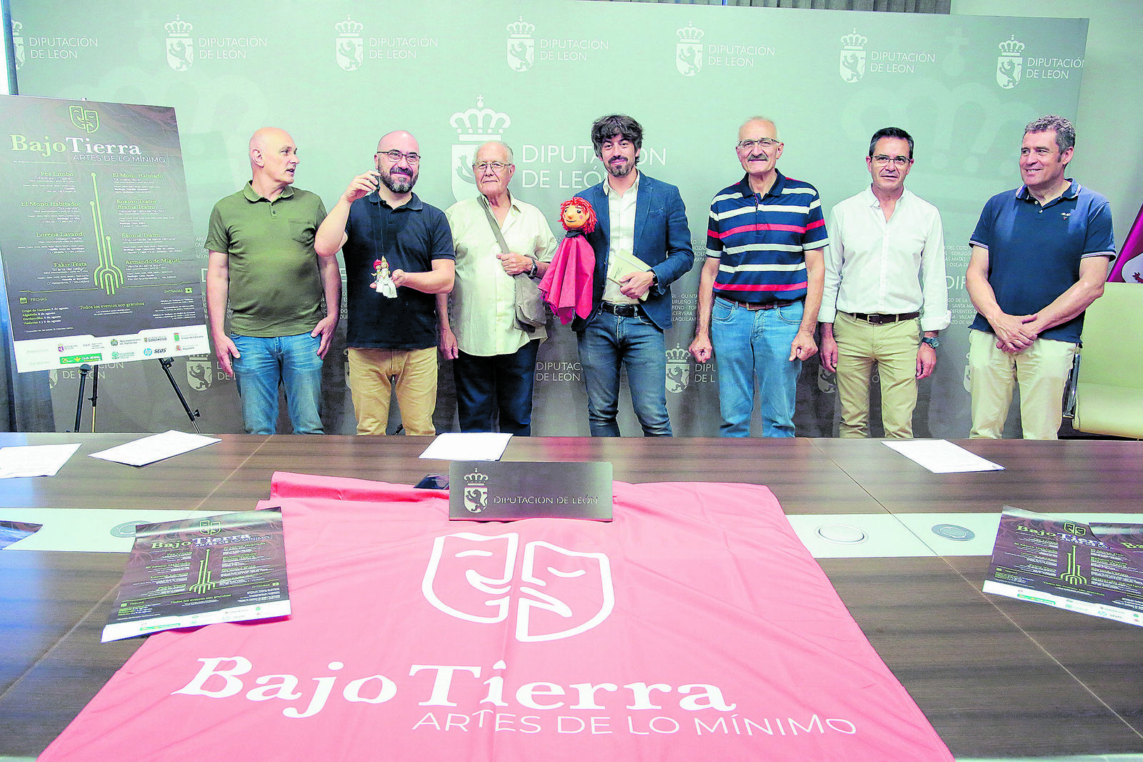 Pablo López Presa con los promotores y organizadores del festival. | CAMPILLO (ICAL)