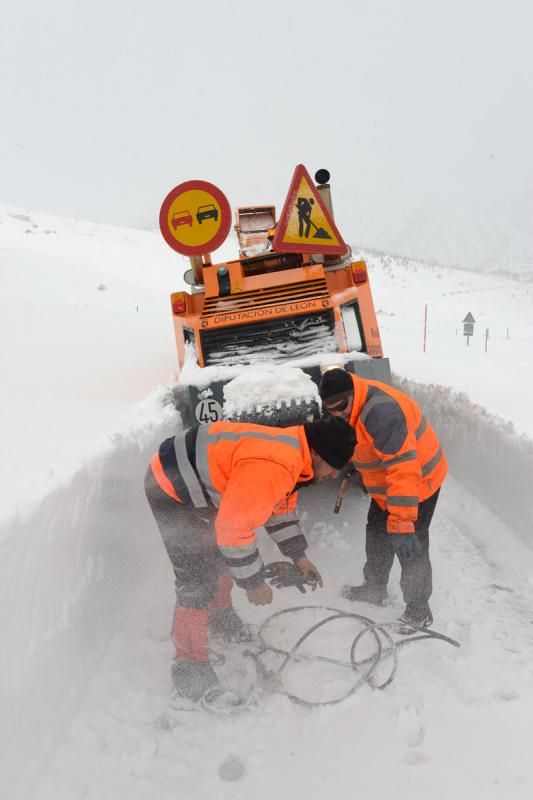 Gran nevada en la provincia de León. | MAURICIO PEÑA