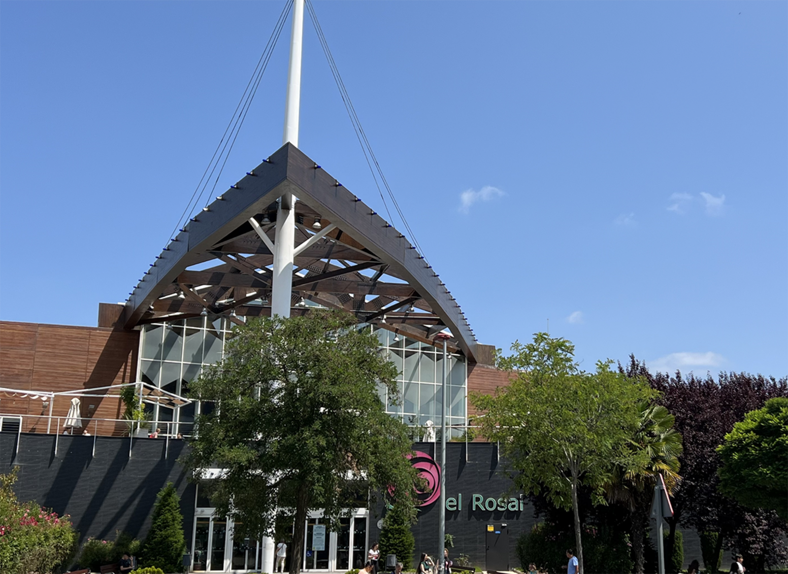 Fachada del centro comercial El Rosal, donde se asentarán ambas empresas.