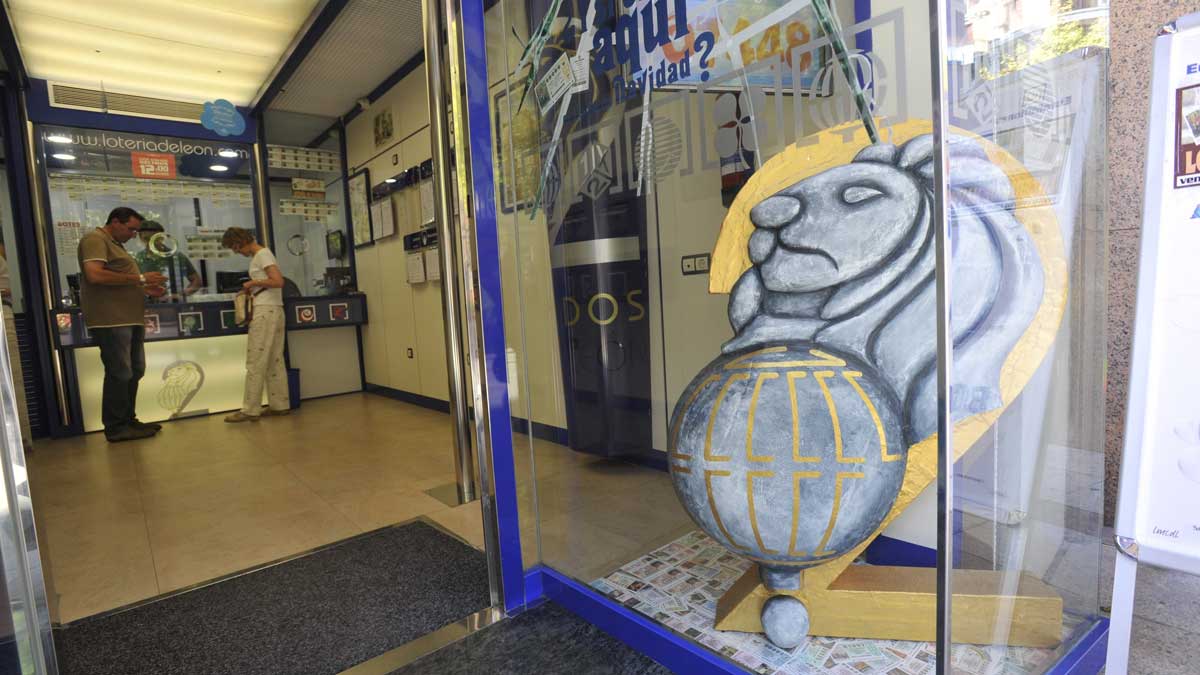 Una administración de lotería de la capital leonesa. | DANIEL MARTÍN