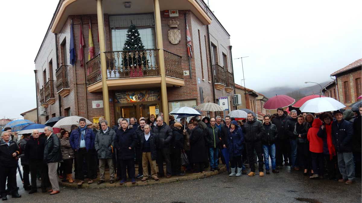 La concentración de los vecinos de Cuadros ante la puerta del Ayuntamiento para reclamar más seguridad. | L.N.C.