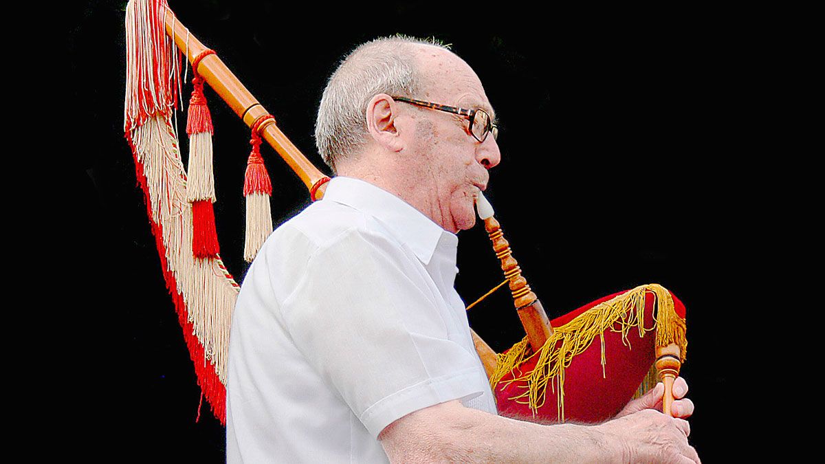 El gaitero y acordeonista de Torrestío, Nemesio Alonso, ha sido objeto de un homenaje con la edición de un disco compacto titulado ‘Cuaderno para Nemesio’. | RICARDO PUENTE